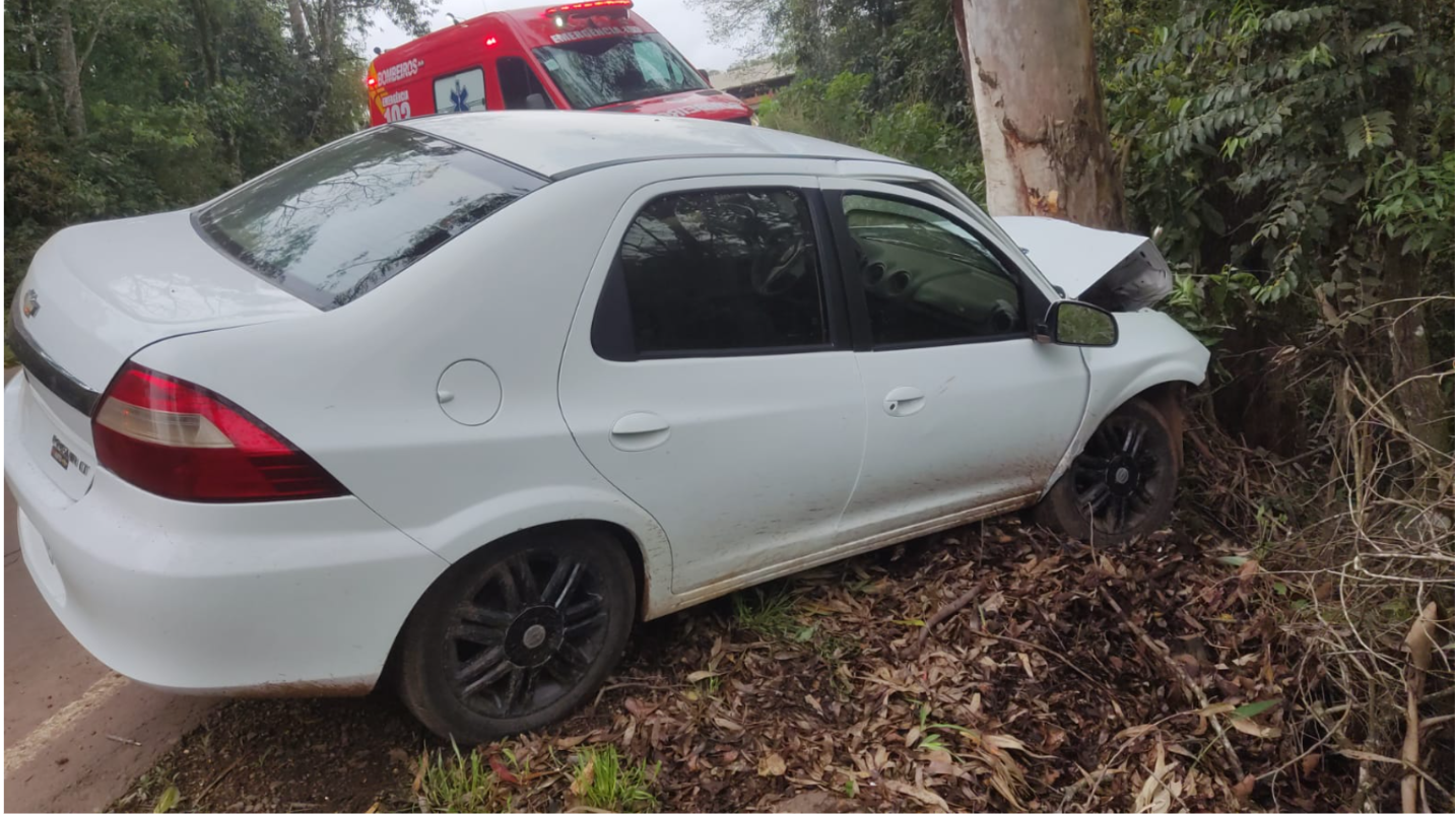 Motorista fica ferido após sair da pista e colidir contra árvore em Quilombo