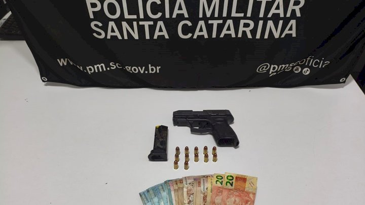 Dois homens são presos com carro furtado e arma de uso restrito em Chapecó