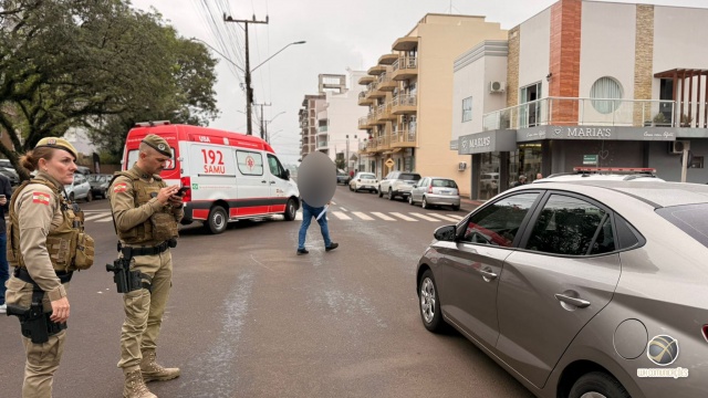 Mulher é atropelada na faixa de pedestres no centro de São Miguel do Oeste