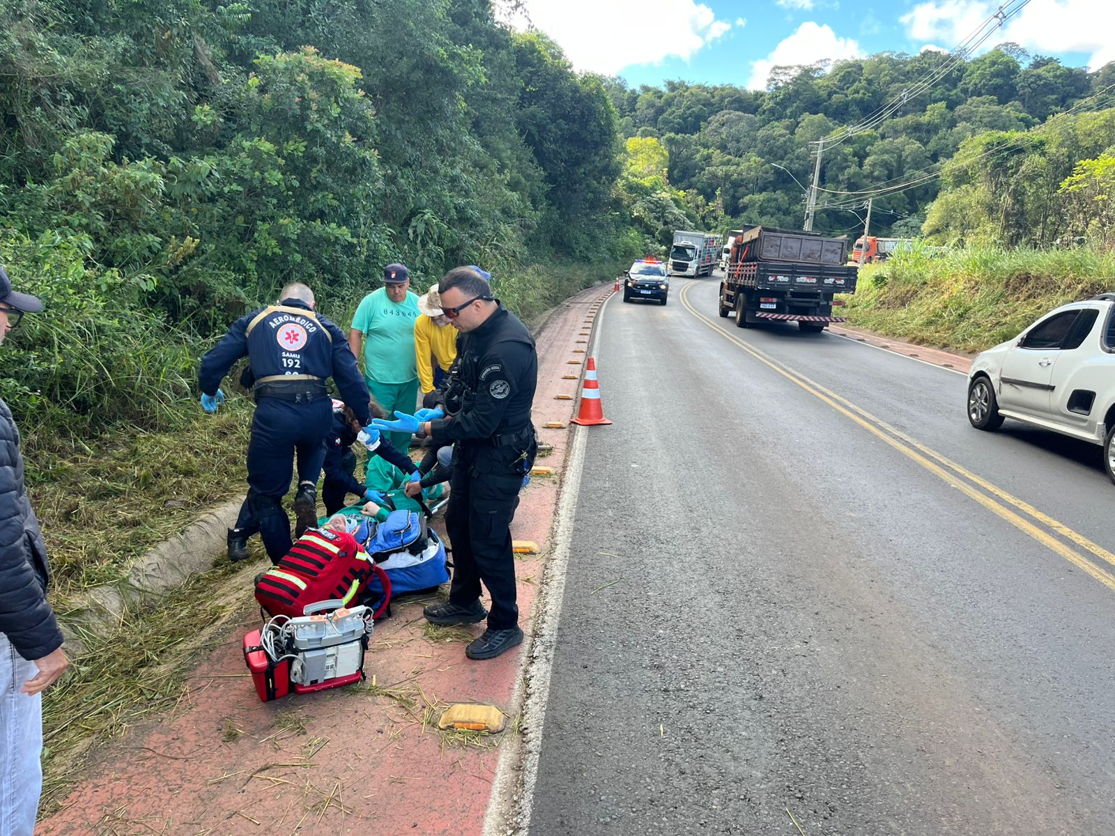 Vítima de atropelamento por caminhão é socorrida por aeronave em Chapecó
