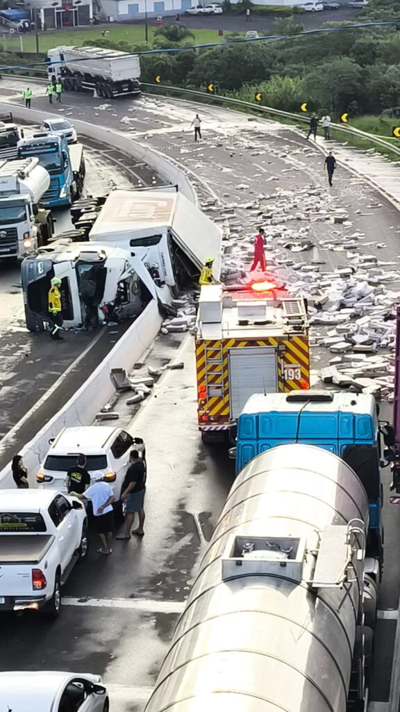 Carreta com carne congelada tomba e carga é saqueada no Oeste de SC