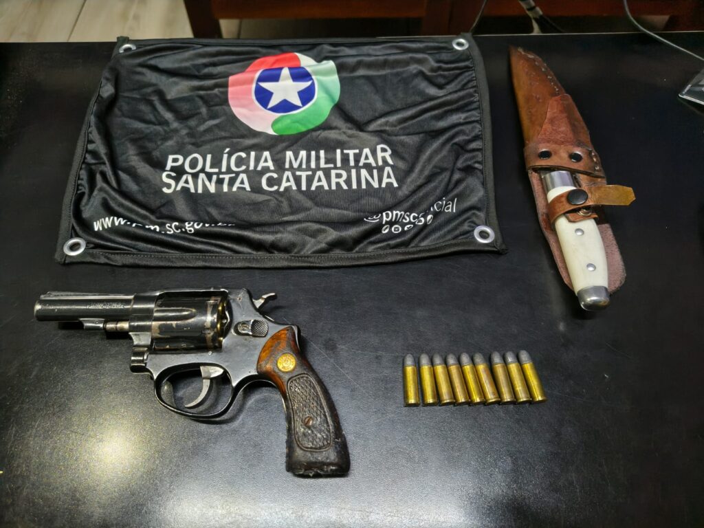 Homem é preso após invadir casa da ex-companheira e ameaçá-la com revólver no Oeste de SC