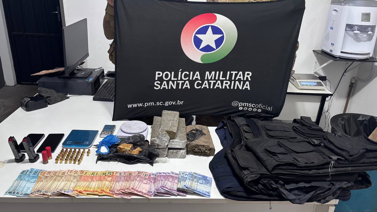 Chapecó – Homem é preso com quase 4 quilos de maconha, drogas, munições e coletes balísticos