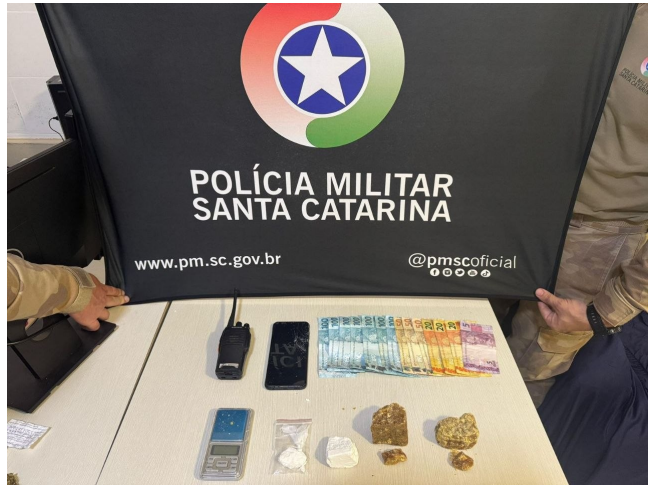 Suspeito foge por telhados durante ação da PM e abandona drogas no Oeste de SC
