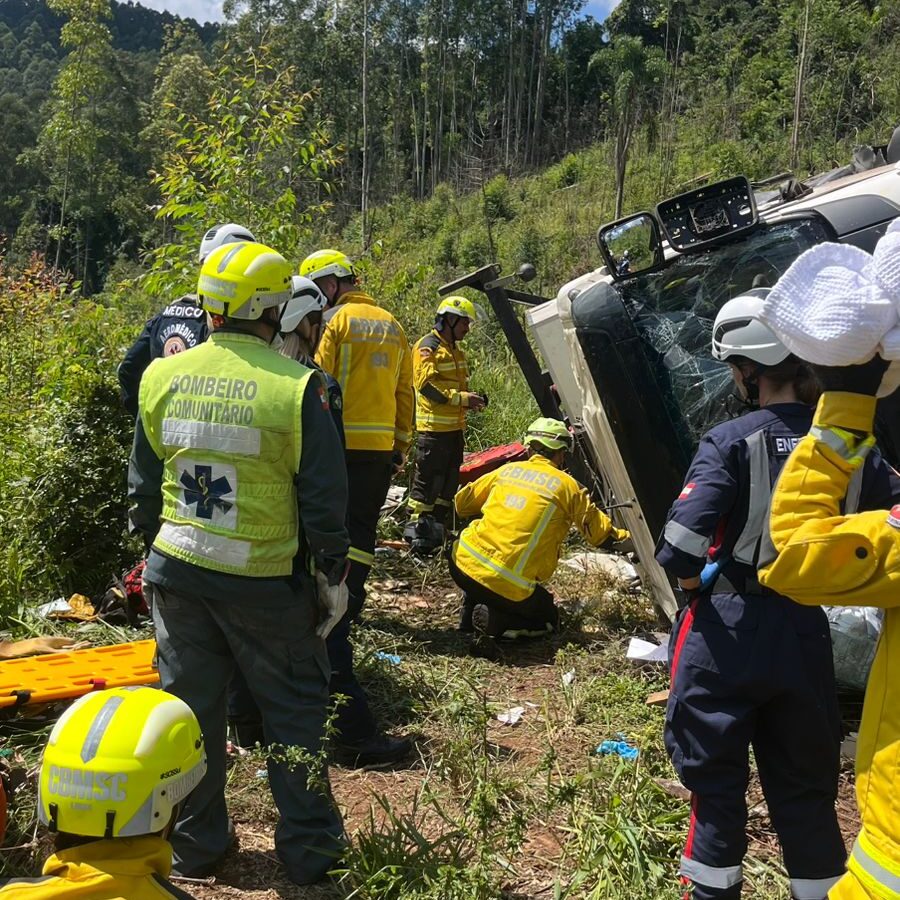 SAER-Fron e SAMU realizam resgate aeromédico após tombamento de caminhão em Xaxim