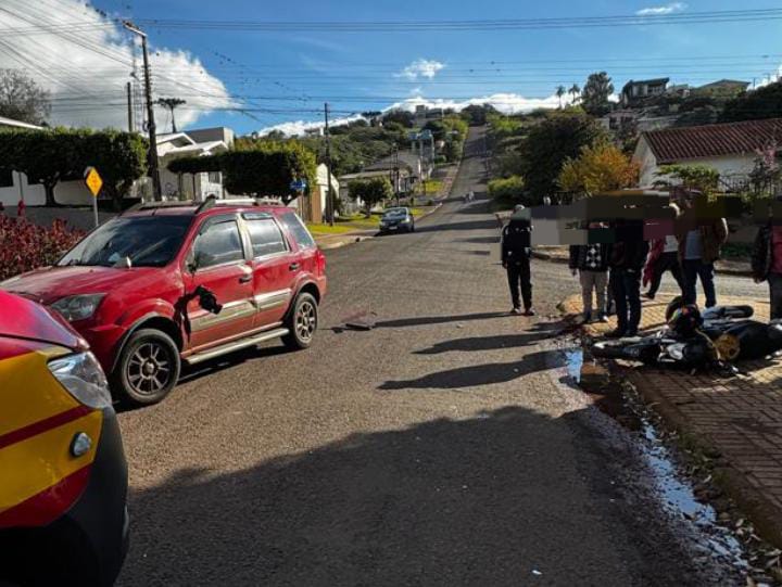 Motociclista é socorrido com fratura exposta após colisão com carro no Centro de Xanxerê