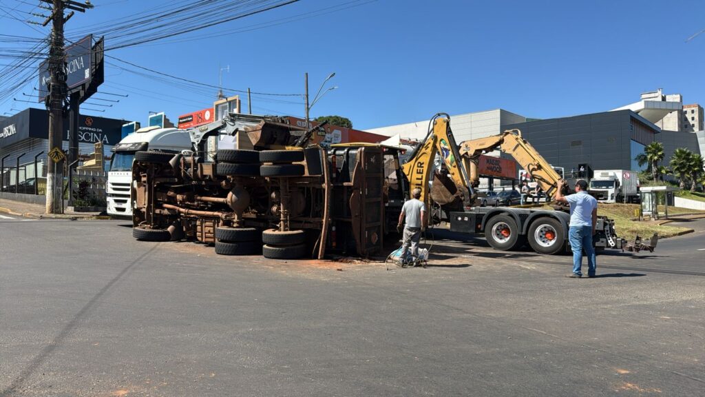 Acidente em rótula próxima a shopping em Chapecó