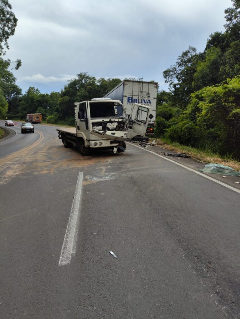 Colisão frontal entre caminhões deixa dois feridos no Oeste de SC