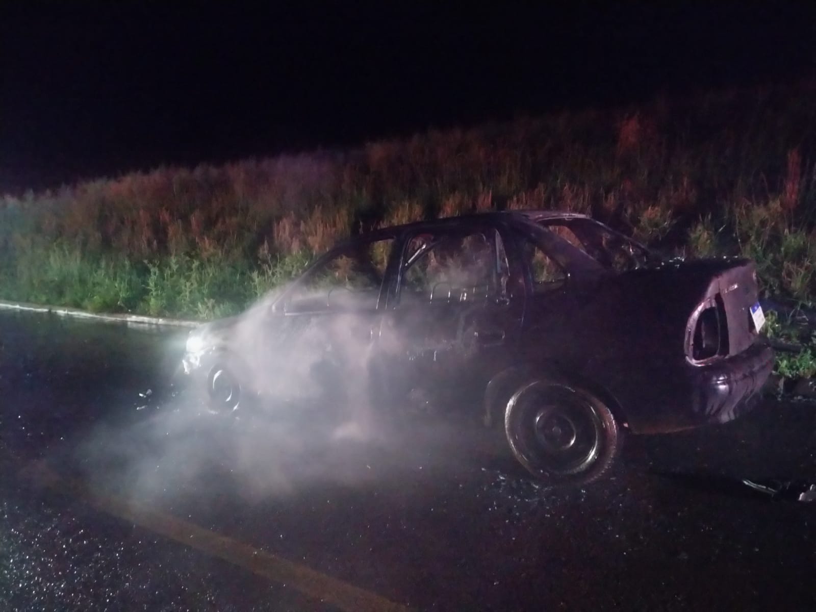 Veículo é destruído por incêndio durante a madrugada em Quilombo