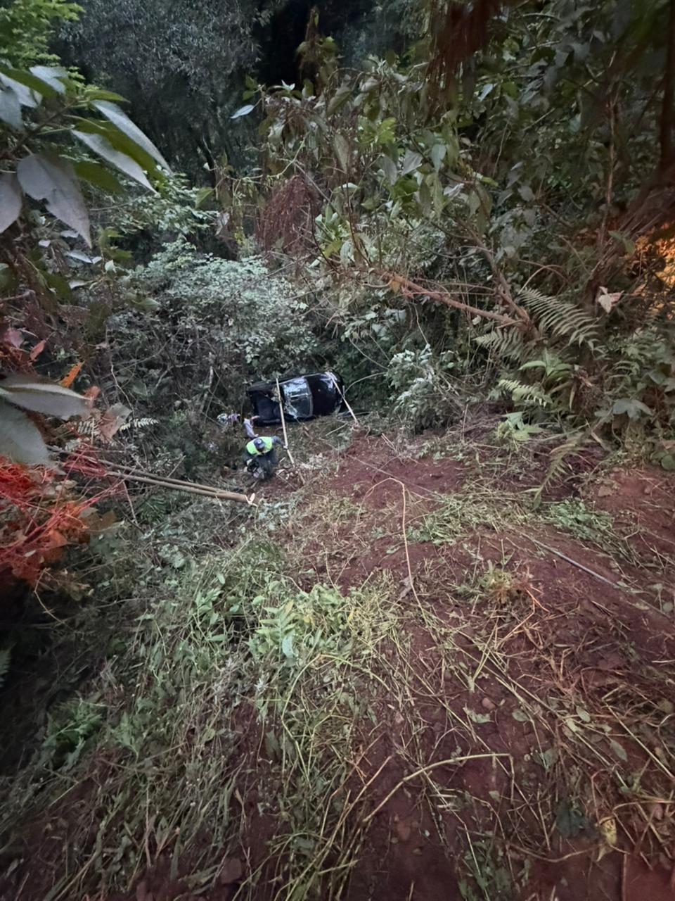 Saída de pista em Novo Horizonte - Equipe do CMB de Quilombo auxiliaram no socorro