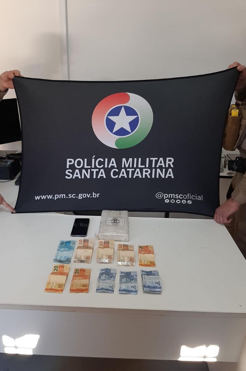 Homem é preso com mais de um quilo de cocaína após perseguição policial em Chapecó