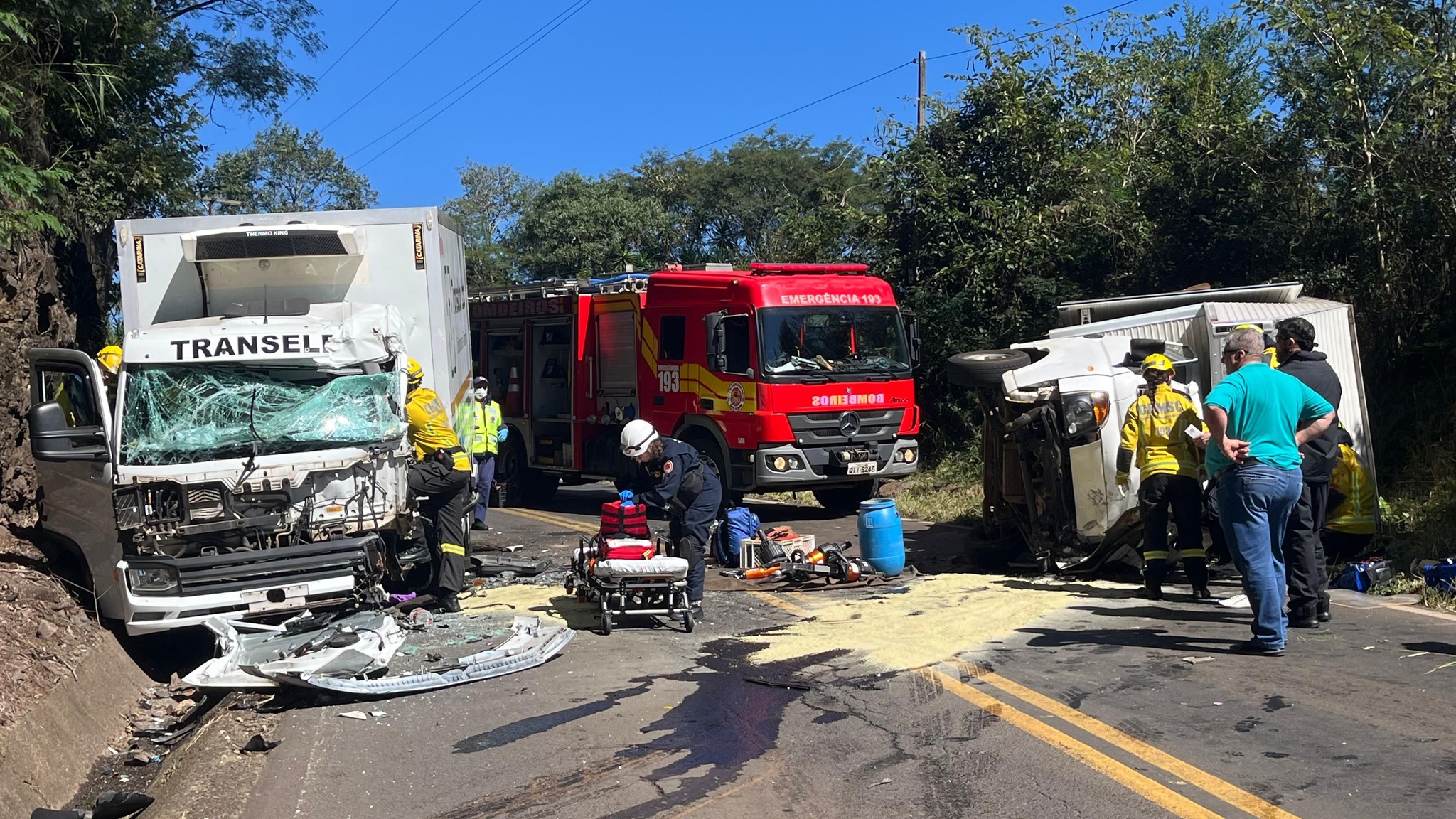 Acidente com dois caminhões deixa feridos na SC-155, em Xavantina