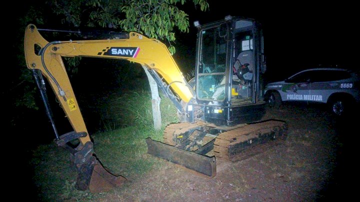Polícia Militar recupera no oeste de Santa Catarina, caminhões e retroescavadeira furtados no Rio Grande do Sul