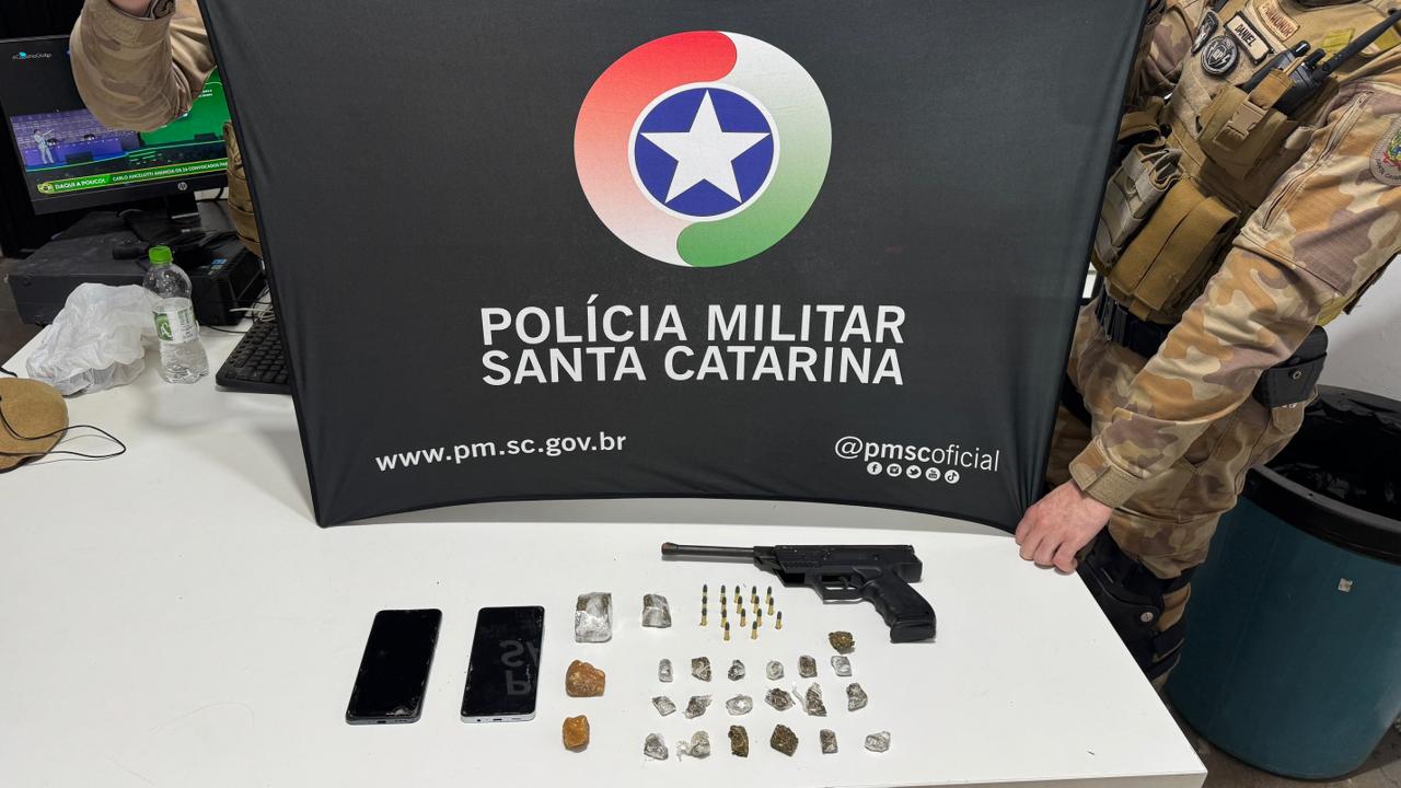 Polícia Militar prende dupla por tráfico e apreende arma ilegal durante operação no bairro Efapi