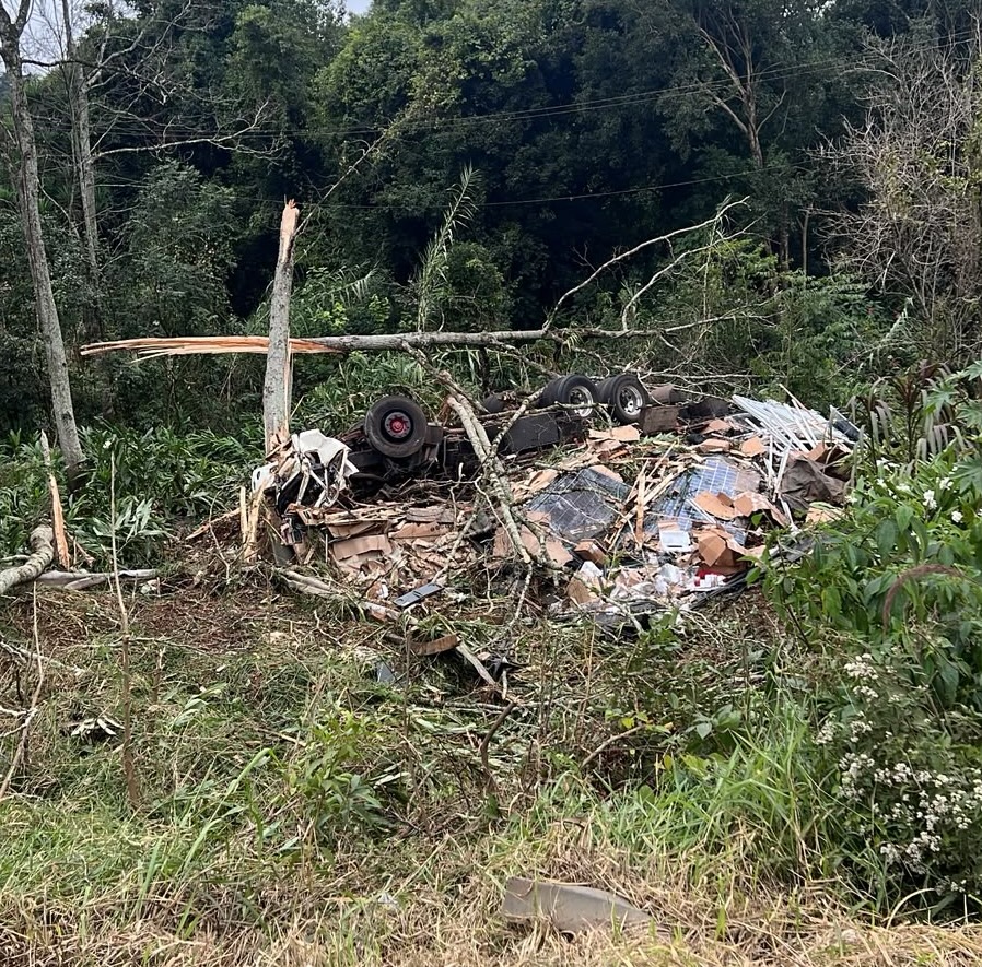 Motorista morre em capotamento de caminhão carregado com placas solares