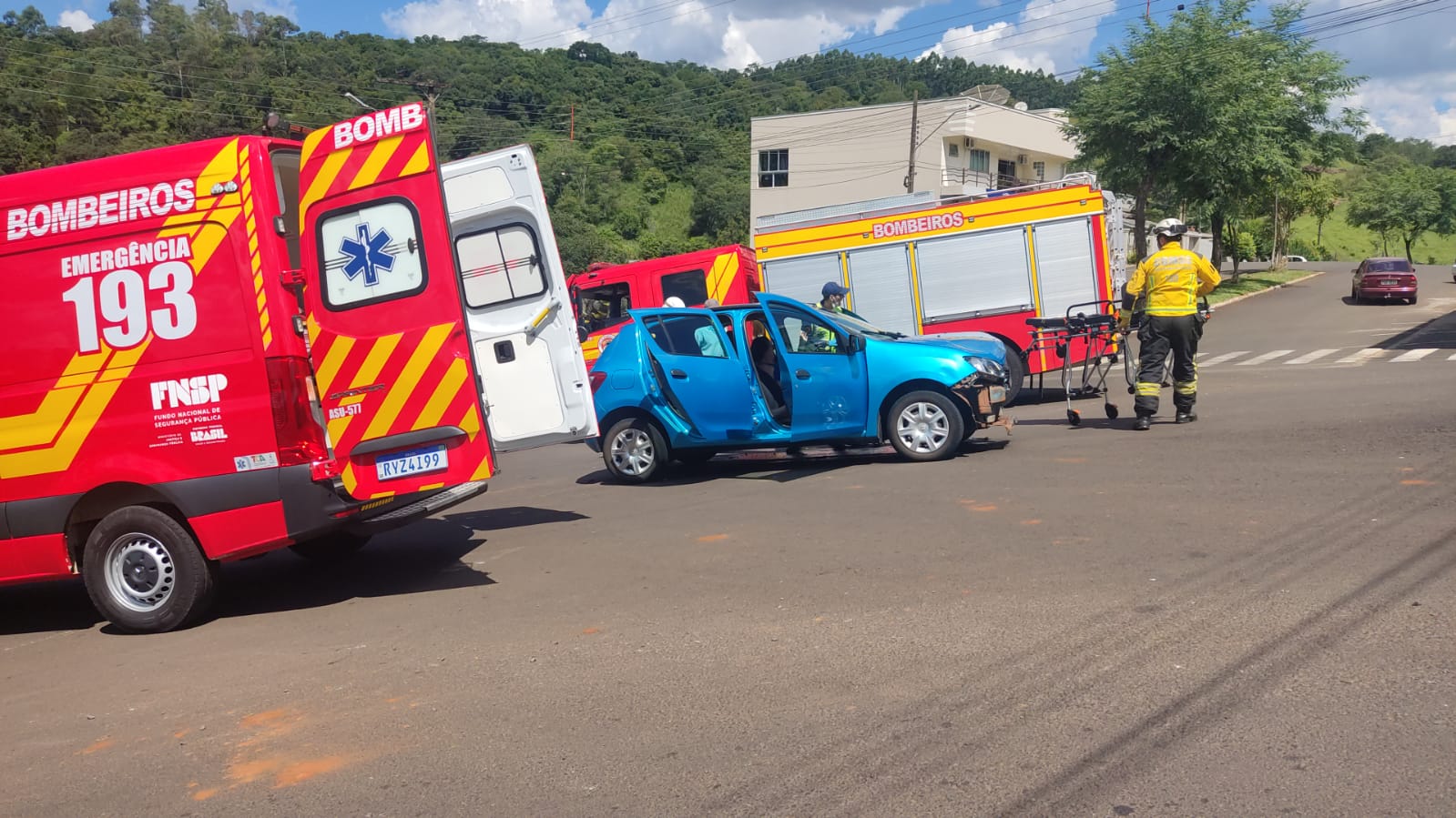 Colisão entre veículos deixa mulher ferida em Quilombo