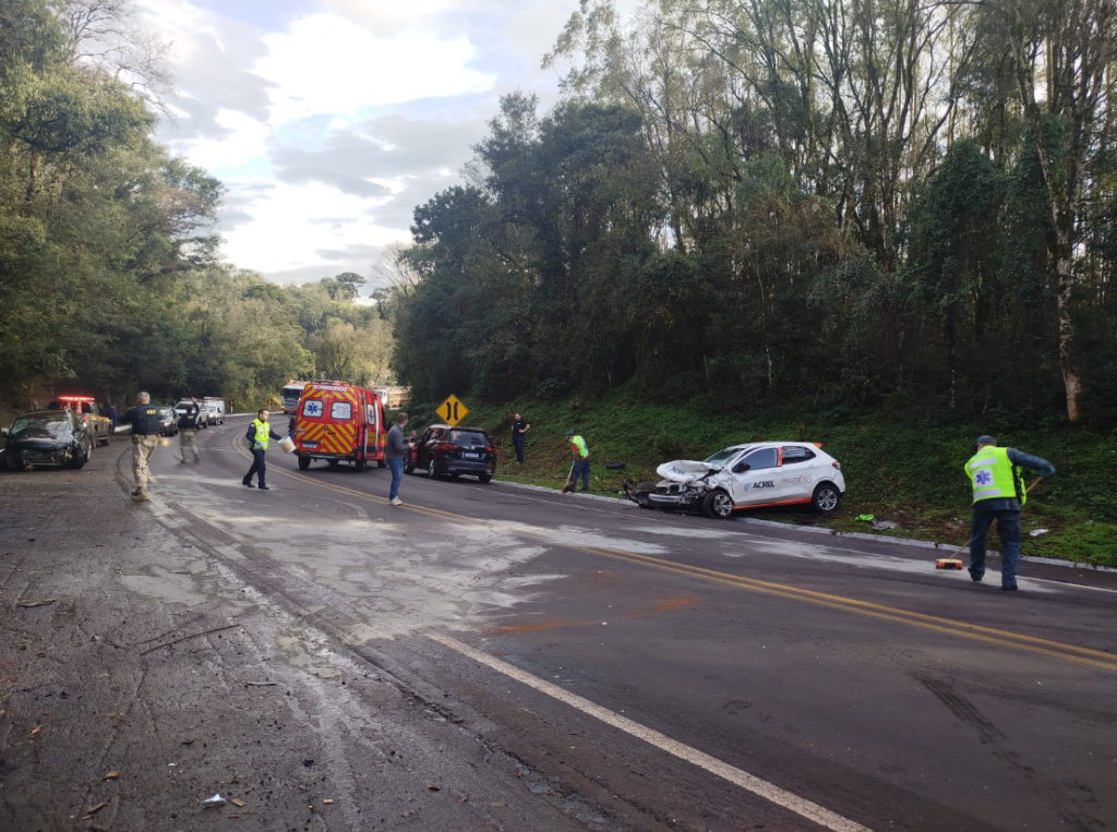 Acidente com quatro veículos deixa dois feridos na BR-282, em Pinhalzinho