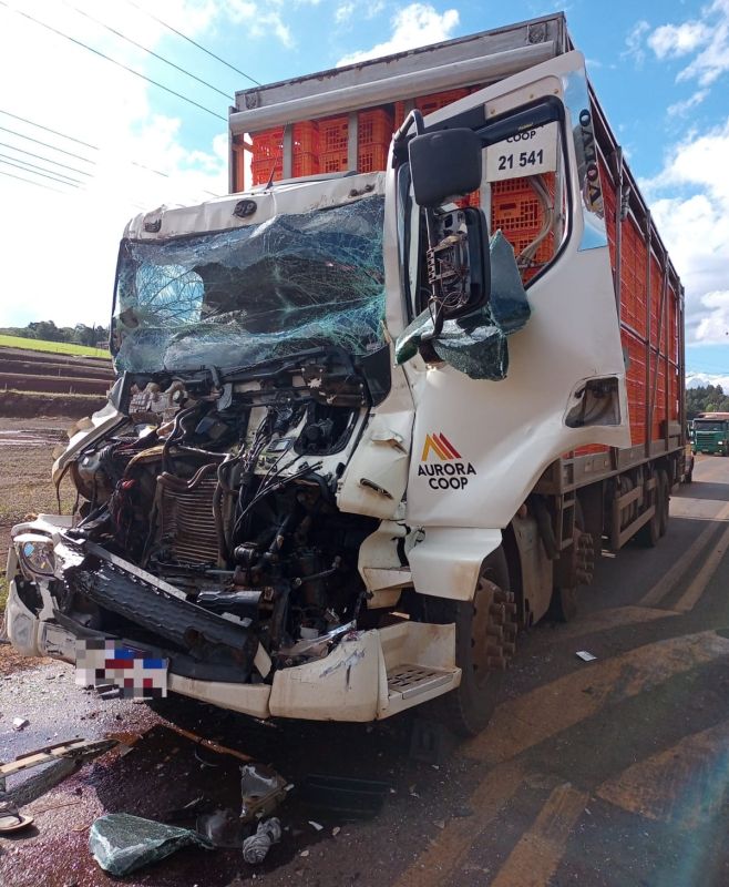 Motorista fica preso às ferragens após colisão entre caminhão e carreta na SC-480, em Xanxerê