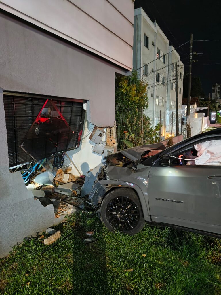Grave colisão na madrugada deixa motorista ferido em Chapecó