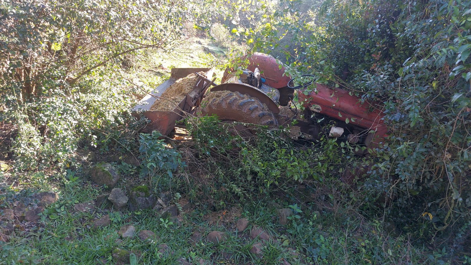 Trabalhador fica ferido após ser atropelado por trator no interior de União do Oeste