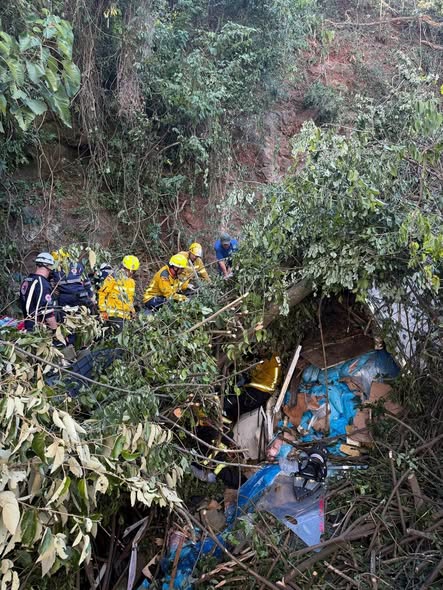 Caminhão cai em ribanceira no centro de Seara SC