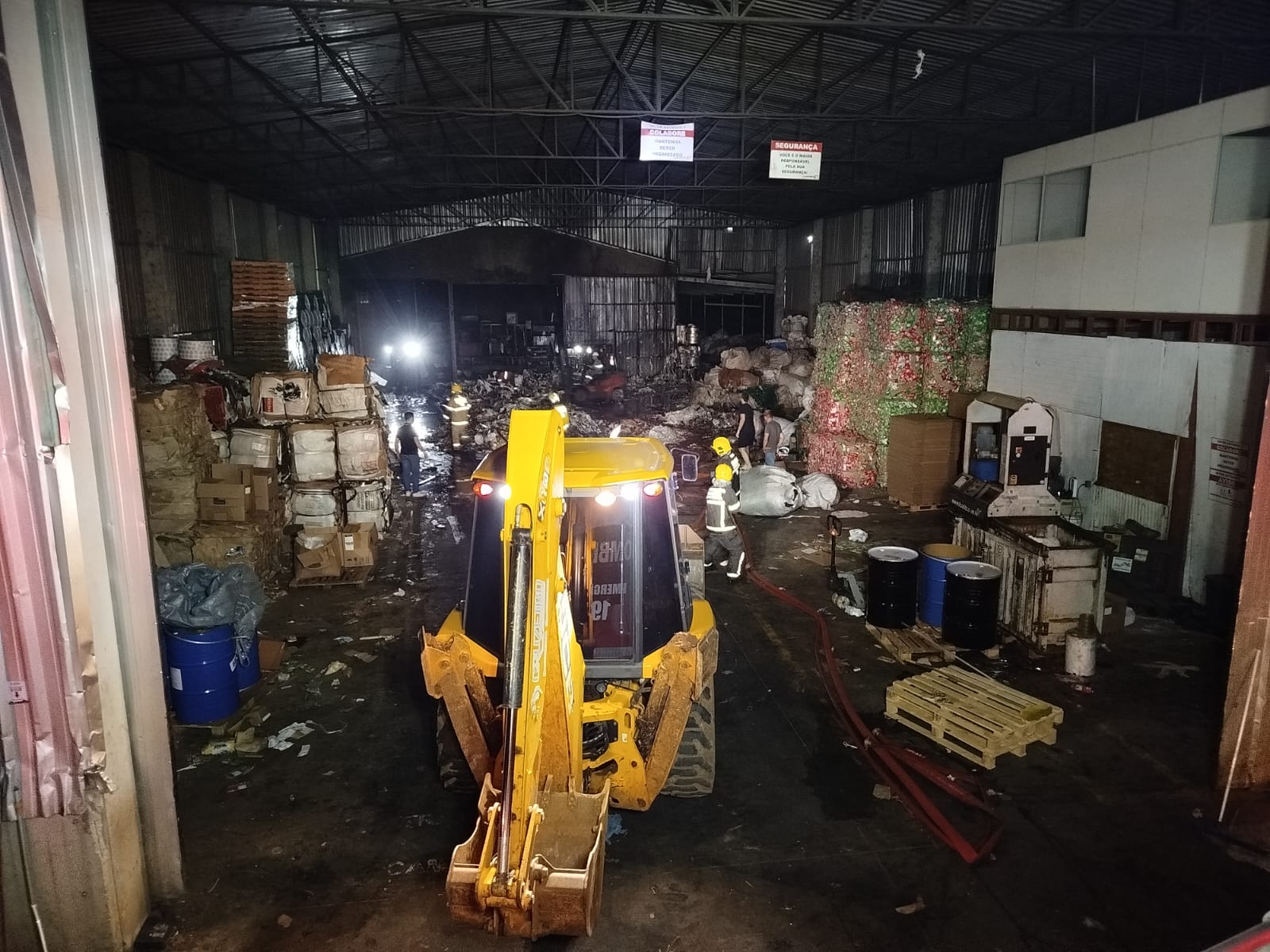 Incêndio atinge indústria e mobiliza Bombeiros em São Lourenço do Oeste