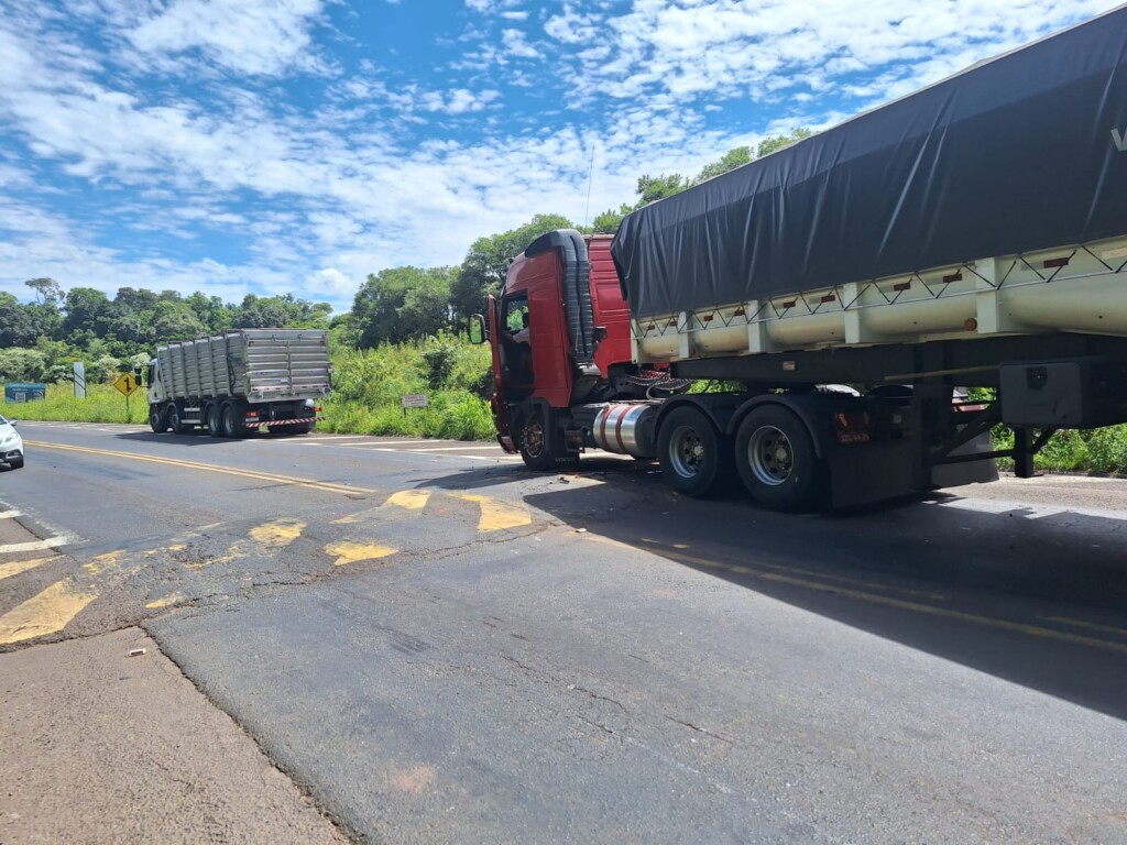 Colisão traseira deixa três veículos danificados em Chapecó