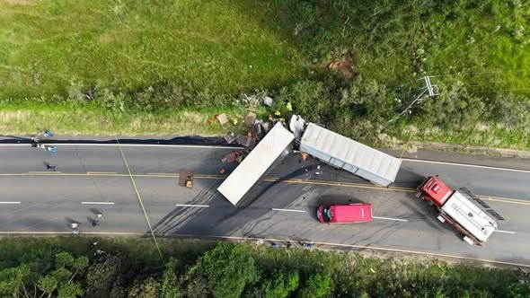 Caminhoneiros morrem após batida frontal em Meio-Oeste-SC