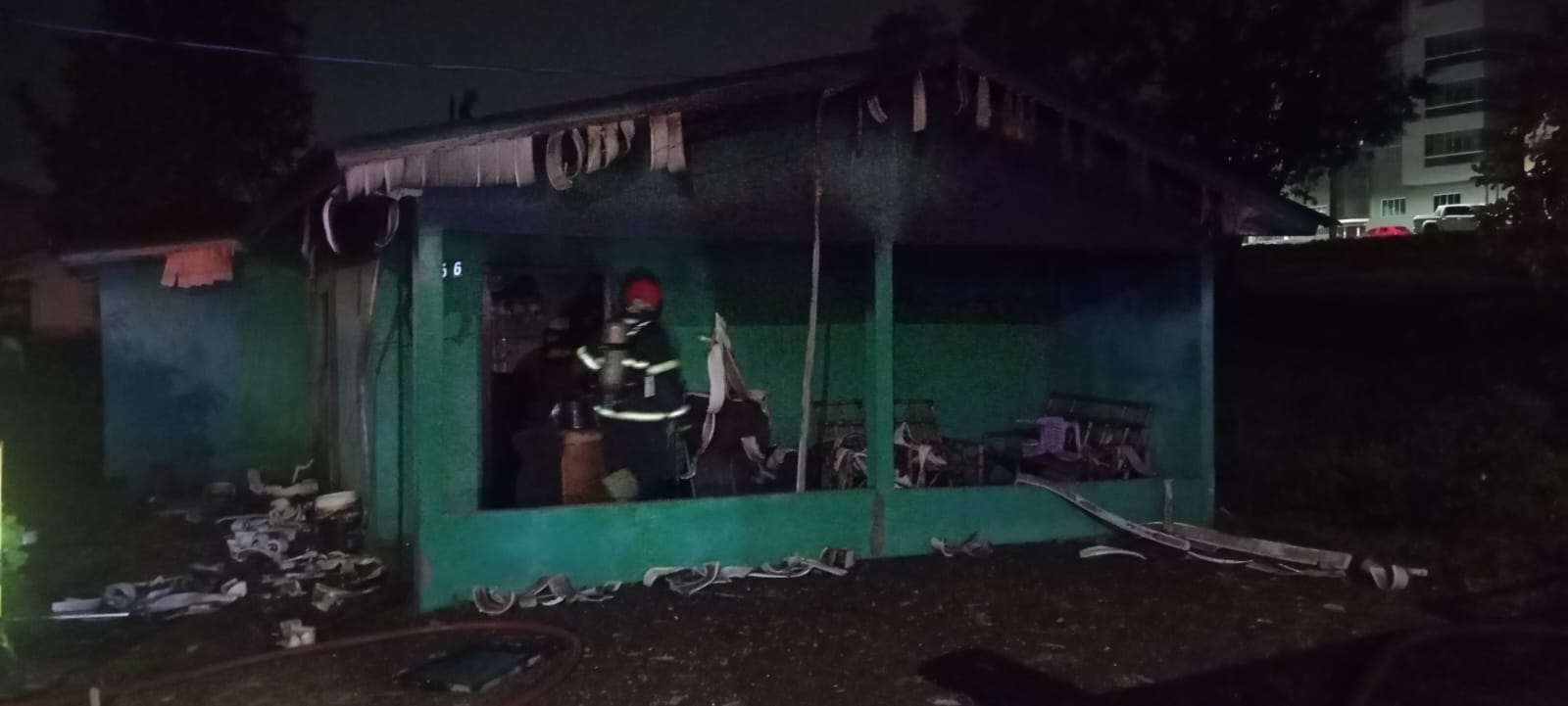 Botijão de gás provoca incêndio em moradia e pai sofre queimaduras ao resgatar filho em Irani