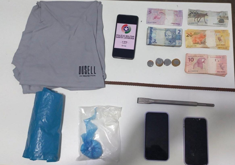 Dois são presos e cocaína é apreendida após furto em comércio de Coronel Freitas