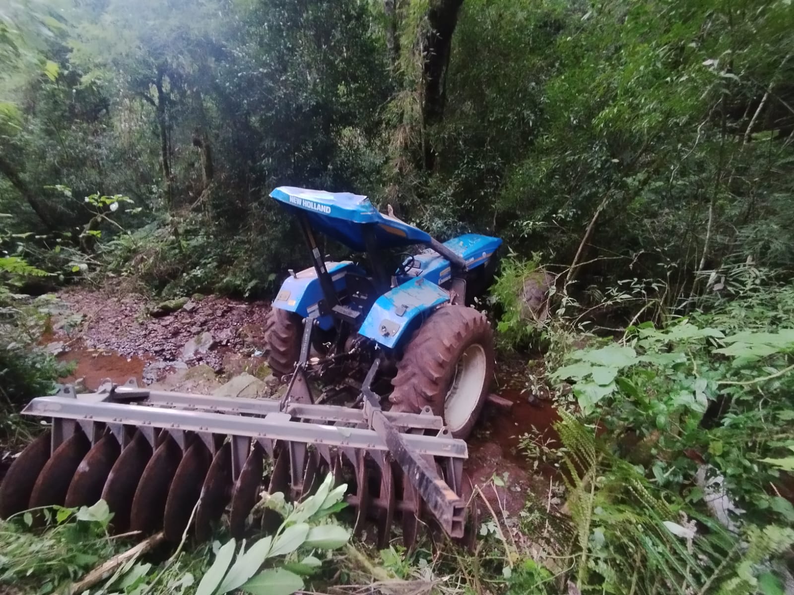 Mulher fica ferida após trator cair em ribanceira de 80 metros no Oeste