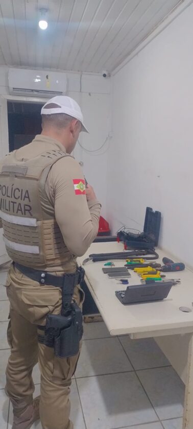 Dupla é presa com mais de 400 kg de fios furtados após deixar cidades sem internet em SC