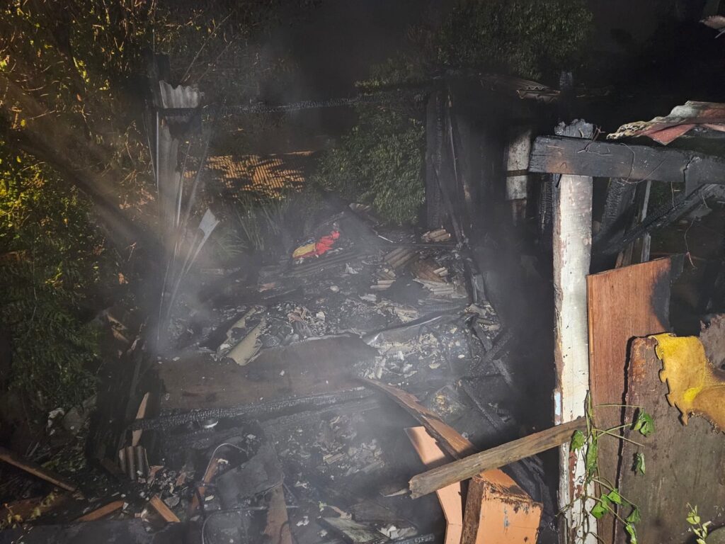 Fogo atinge casa unifamiliar e mobiliza bombeiros durante a madrugada no Oeste de SC