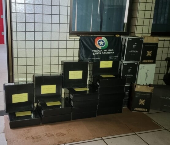 PM apreende mais de 100 garrafas de vinho irregular e flagra tentativa de esconder carga no Oeste de SC