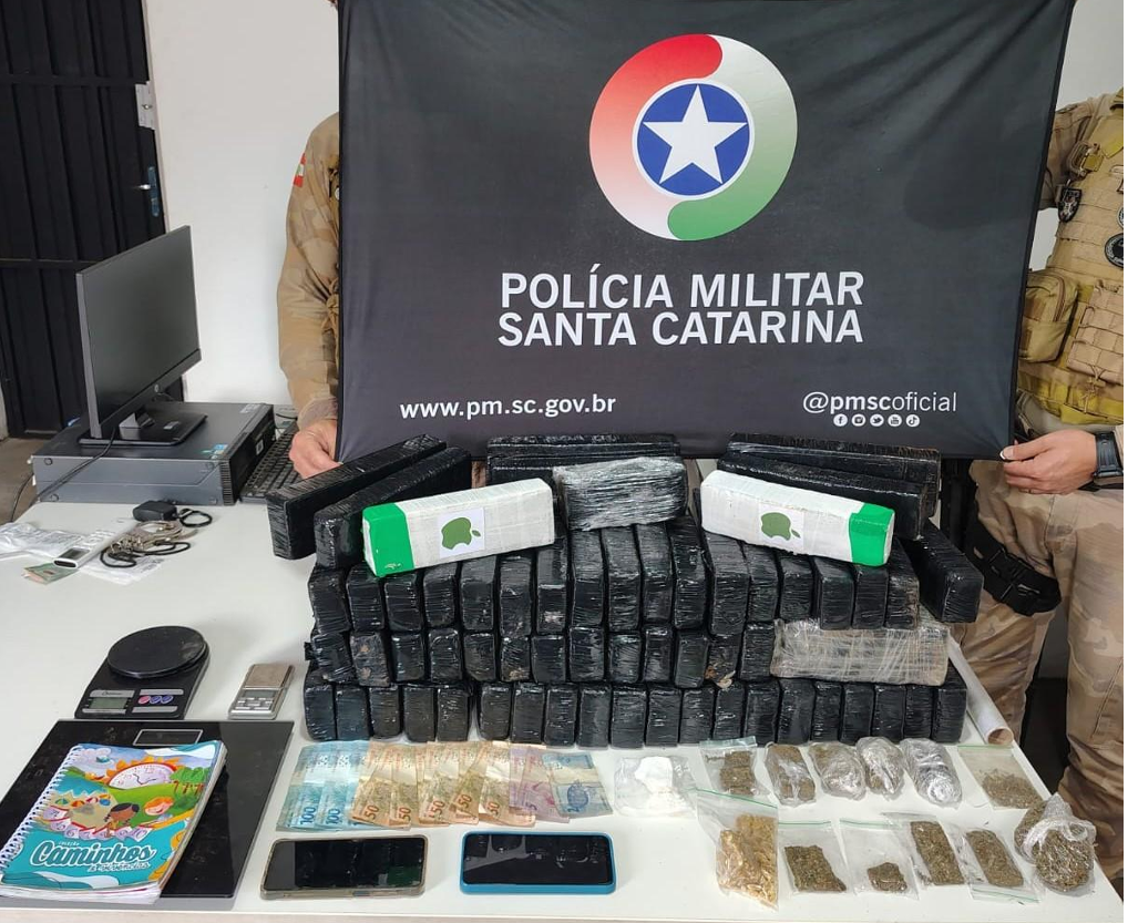 Homem é preso com mais de 44 quilos de maconha e outras drogas em Chapecó
