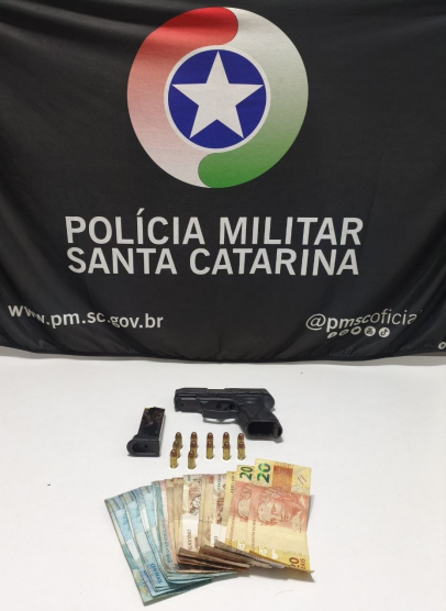 Homens são presos com arma de uso restrito e carro furtado em Chapecó