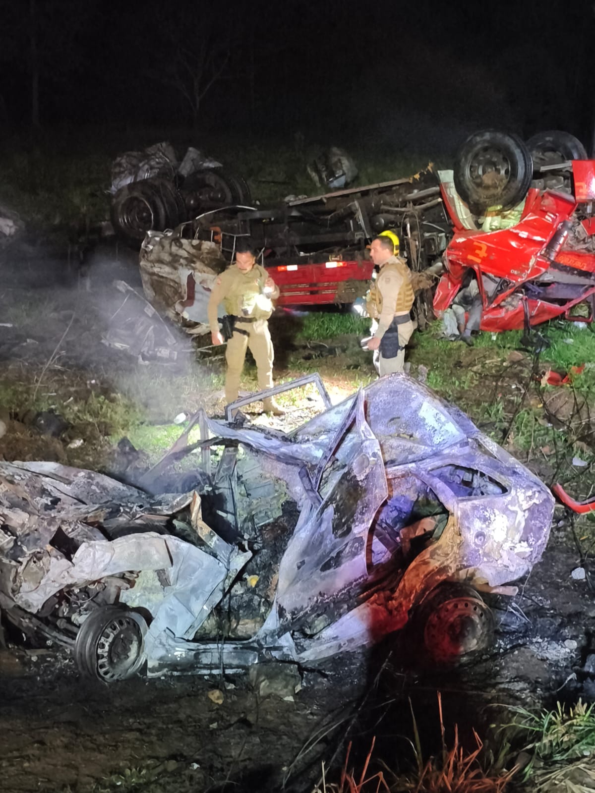 Colisão entre caminhão e carro deixa quatro mortos em São Lourenço do Oeste