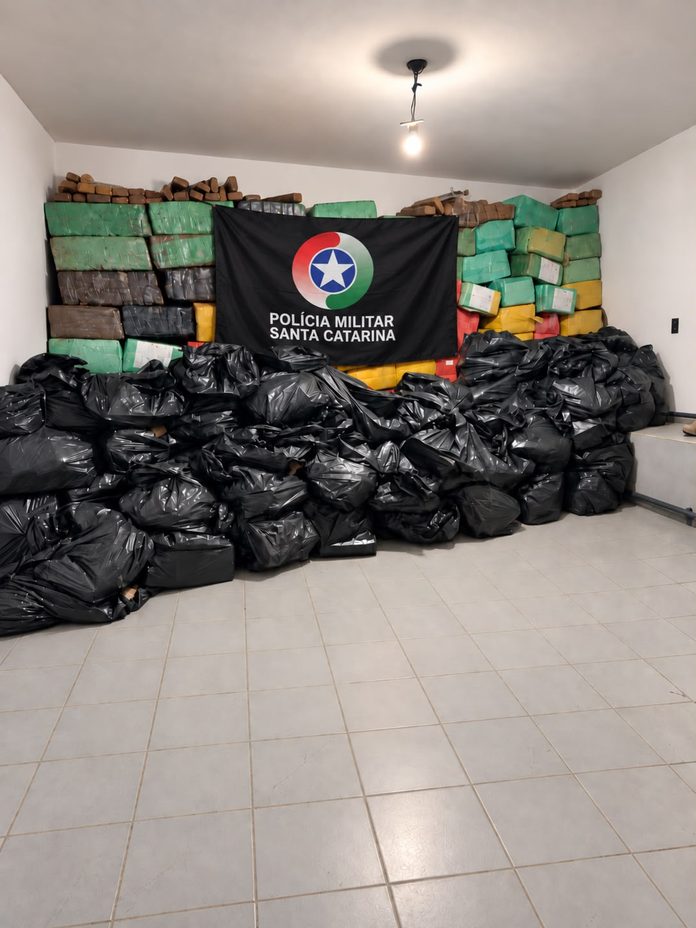 PMSC apreende mais de quatro toneladas de maconha e prende homem em Palhoça