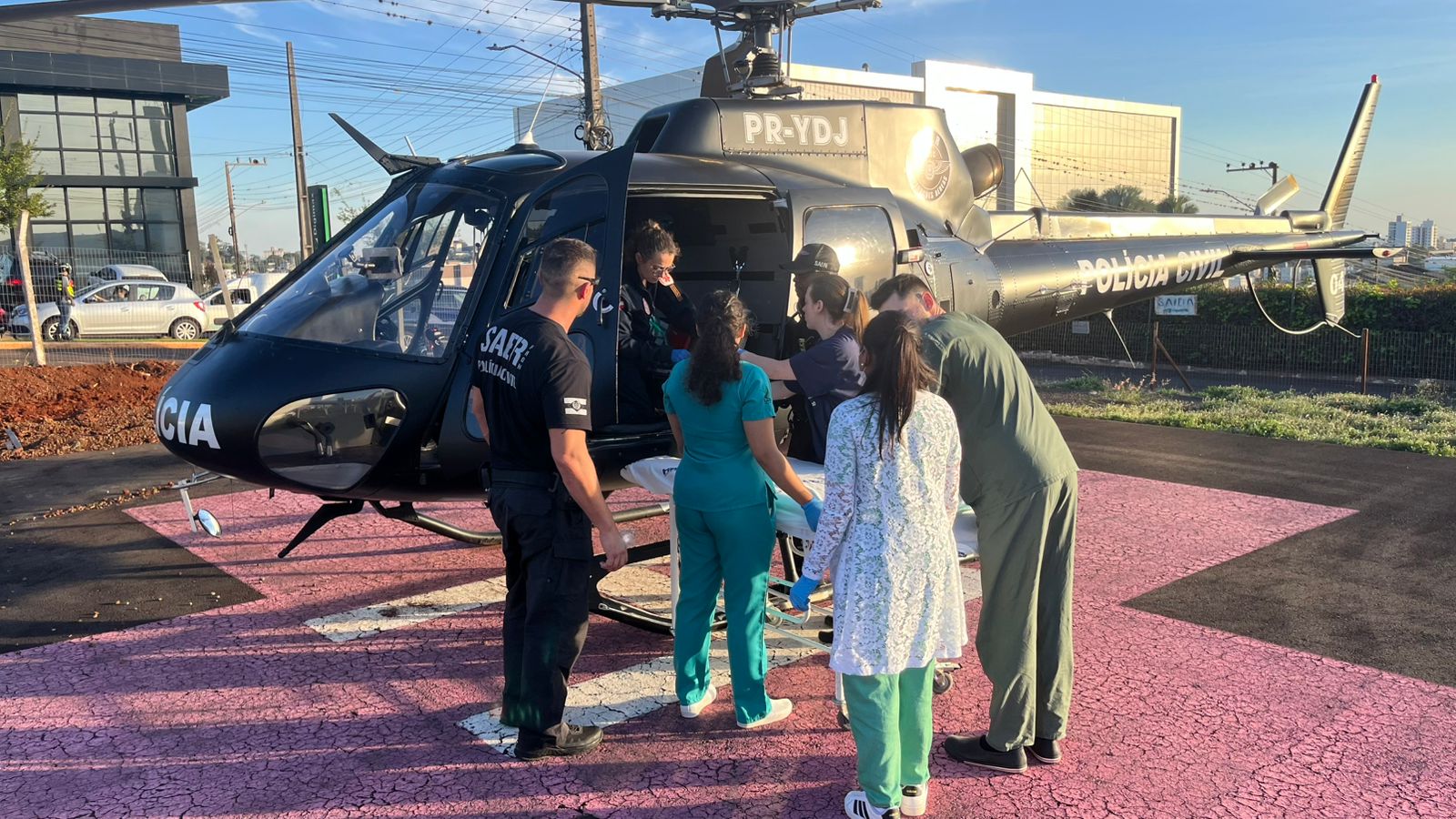 Bebê de 1 ano sofre queimaduras graves após explosão e é transferido de helicóptero no Oeste