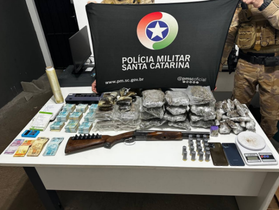 Polícia apreende quase 12 kg de drogas, arma e mais de R$ 88 mil em Chapecó