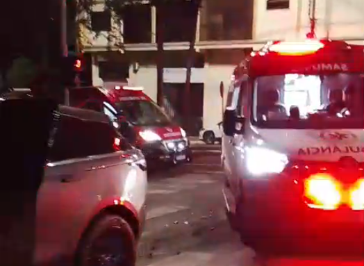 Colisão entre carro e caminhão mobiliza Bombeiros e Samu no Centro de Chapecó durante a madrugada
