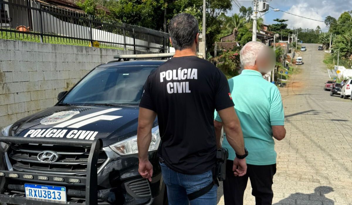 Pastor é preso após condenação por abusar mais de 140 vezes de criança em SC