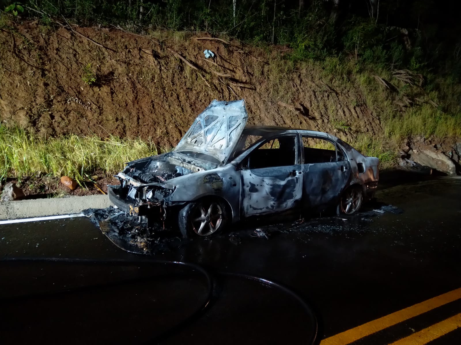 VEICULO DESTRUIDO POR INCENDIO EM QUILOMBO