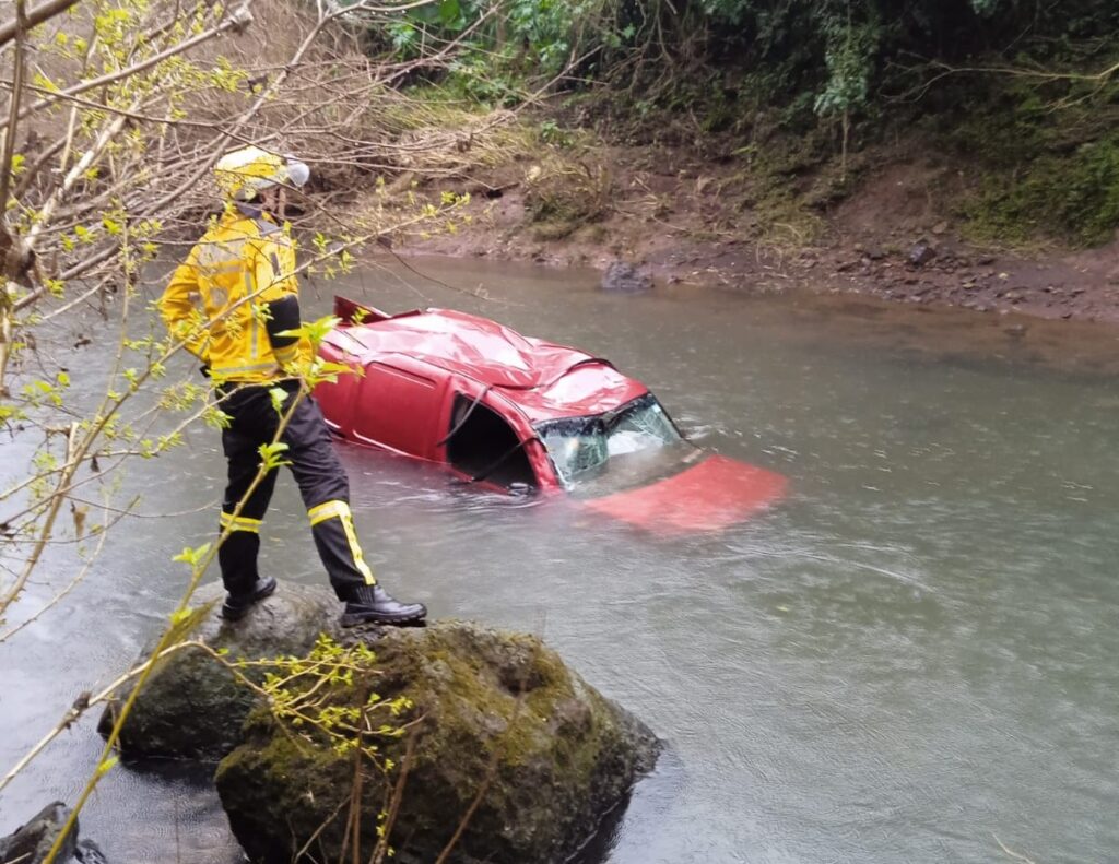 Mulher morre após carro sair da pista e cair em rio na SC-283