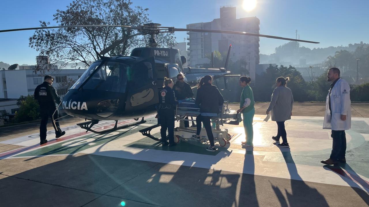 Acidente com ônibus mobiliza força-tarefa e criança é transferida de helicóptero ao HRO