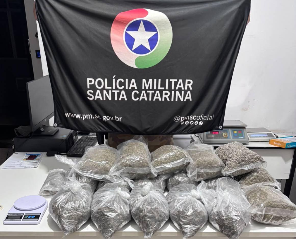 Polícia apreende quase 12 quilos de maconha e recupera motocicleta furtada em Cordilheira Alta