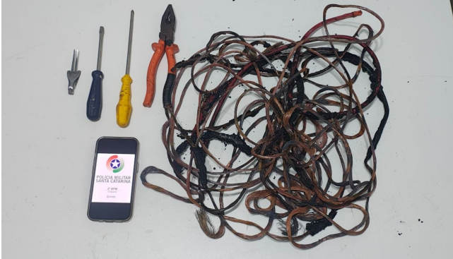 Homem é preso após furtar fios de energia e tentar queimar cobre em via pública