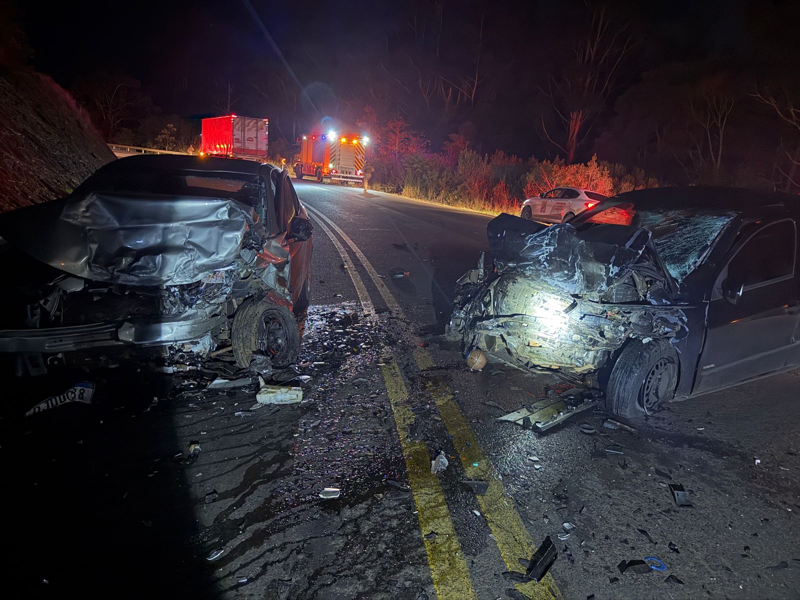 Batida frontal na BR-282 deixa quatro pessoas feridas em Vargem Bonita