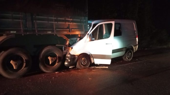 Acidente entre van e carreta deixa oito trabalhadores feridos na BR-282 em Nova Erechim