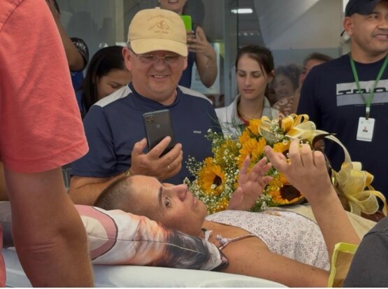 “O milagre tem nome”: Juliana sai do hospital após mais de 2 meses na UTI em Chapecó